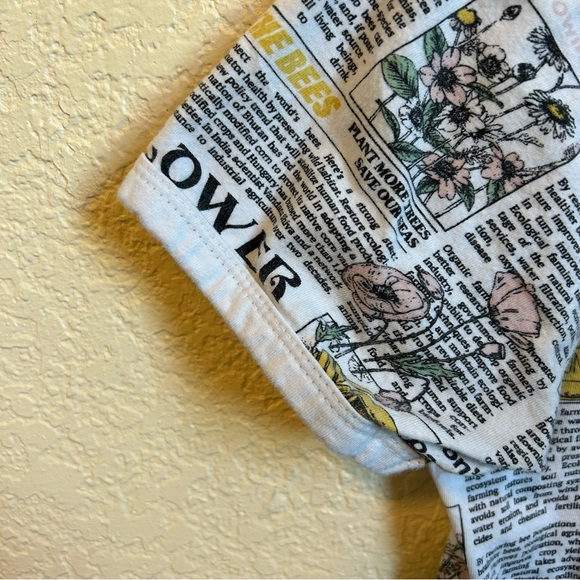 Newspaper Print Cropped T-Shirt - Picture 4 of 7